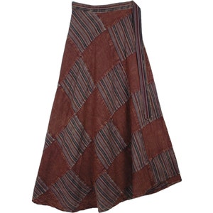 Lange bruine patchwork wikkelrok met symmetrische stonewashed patches in katoen