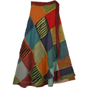 Può includere: Gonna patchwork colorata con quadrati rossi, arancioni, blu e verdi. La gonna a portafoglio ha una lunga cintura marrone. Il tessuto è composto da quadrati con diversi motivi. Stile bohémien.