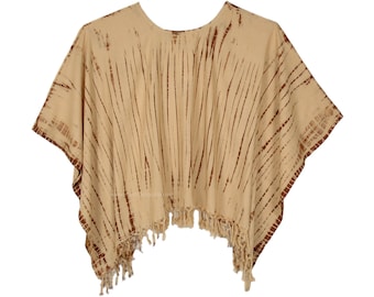 Könnte beinhalten: Beige Poncho-Top mit braunen vertikalen Streifenmustern. Das Oberteil hat einen runden Ausschnitt, kurze Ärmel und einen Fransenbesatz. Der Stoff ist leicht und für warmes Wetter geeignet. Das Design ist lässig.
