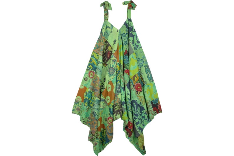 Op de afbeelding: Een groene, blauwe en oranje patchwork jurk met een V-hals en dunne bandjes. De jurk heeft een losse, vloeiende pasvorm en een unieke asymmetrische zoom.