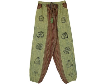 Könnte beinhalten: Hellgrüne Haremshose mit Kordelzug und Taschen. Die Hose hat einen vertikalen Mittelstreifen aus rotbraunem Stoff und ist mit schwarzen Om-Symbolen und floralen Designs verziert. Die Hose ist aus leichtem Stoff gefertigt.