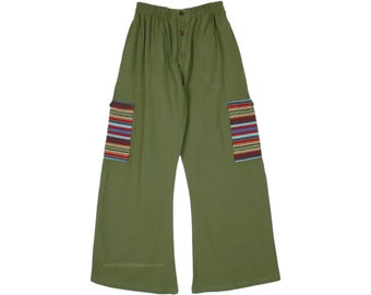 Könnte beinhalten: Olivengrüne, weite Hose mit Knopfleiste und zwei Seitentaschen. Die Taschen haben einen bunten, gewebten Besatz.