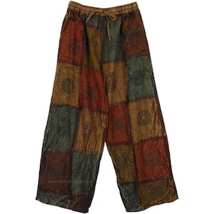 Könnte beinhalten: Patchwork-Hose in Braun, Grün und Rot. Die Hose hat einen Kordelzugbund und eine lockere Passform.