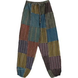 Könnte beinhalten: Patchwork-Hose mit Kordelzugbund und verschiedenen Farben, darunter Blau, Grün, Rot und Braun.