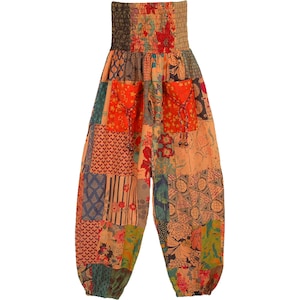 Könnte beinhalten: Patchwork-Hose mit hoher Taille und elastischem Bund. Die Hose besteht aus verschiedenen Stoffen in Orange-, Blau-, Grün- und Rosatönen. Der Stoff ist mit floralen und geometrischen Mustern bedruckt.