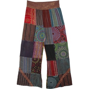 Puede incluir: Pantalones de patchwork con una cintura marrón y una variedad de patrones coloridos, incluyendo rayas, círculos y diseños florales.