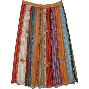 Op de afbeelding: Een lange, veelkleurige rok met een gestreept patroon. De rok is gemaakt van verschillende stoffen en heeft een rafelige zoom.