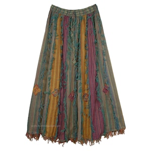 Könnte beinhalten: Ein langer, mehrfarbiger Rock mit einem gestreiften Muster und Fransen. Der Rock ist aus weichem, gewebtem Stoff und hat einen Kordelzugbund.