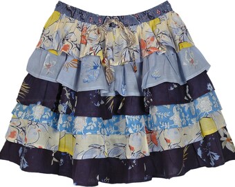 Blauwe, gelaagde, katoenen korte boho-rok met ruches en bloemenprint en elastische tailleband