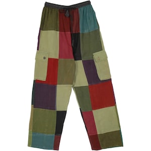 Puede incluir: Pantalones patchwork en una variedad de colores que incluyen verde, rojo, morado y negro. Los pantalones tienen dos bolsillos de carga y una cintura con cordón. La tela es una mezcla de diferentes texturas y patrones.