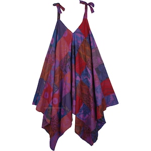 Może przedstawiać: Sukienka w stylu patchwork z dekoltem w kształcie litery V i cienkimi ramiączkami. Sukienka wykonana jest z miękkiej, przewiewnej tkaniny i ma kolorowy wzór patchworkowy w odcieniach fioletu, czerwieni i pomarańczy.