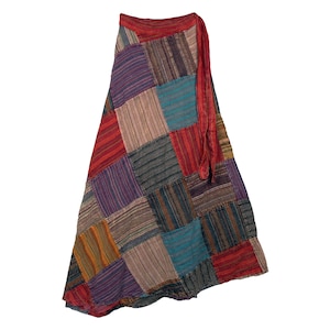 Peut inclure: Une longue jupe portefeuille en patchwork multicolore avec une ceinture rouge. La jupe est faite de différents tissus avec des rayures et des motifs dans des tons de rouge, bleu, violet, marron et beige.