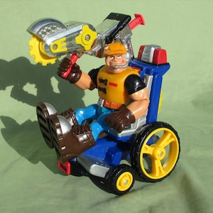 Trabalhador da construção civil da Mattel Rescue Heroes em uma serra circular giratória