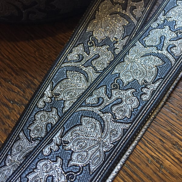 Fita de brocado Paisley cinza suíço, 1 3/8 polegadas de largura, detalhes iridescentes