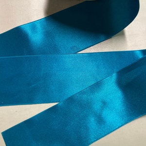Fita de cetim dupla face em azul pavão, fabricada na França, 2 5/8 polegadas de largura, preço por jarda