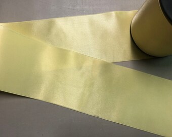Fita de cetim dupla face em amarelo limão, fabricada na França, 3 7/8 polegadas de largura, preço por jarda