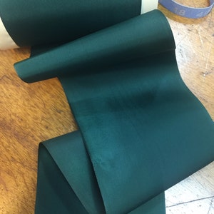 Vintage Victorian Green Taffeta Ribbon, 4 3/8 pollici di larghezza, Nylon, made in Switzerland, Venduto tagliato a misura
