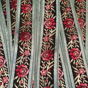 Französisches Florales Jacquardband, Schwarzer Hintergrund mit Rosatönen, Weiß und Rot, Hellblaue Borte, 15/20 zoll