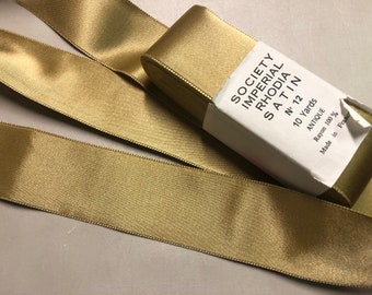 Fita de cetim vintage Society em ouro antigo, 100% rayon, 1 5/8 polegadas de largura, fabricada na França, preço por jarda