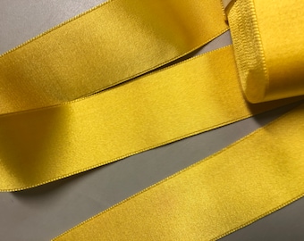 Fita de cetim vintage Society em amarelo Juane, 100% rayon, 1 5/8 polegadas de largura, fabricada na França, preço por jarda
