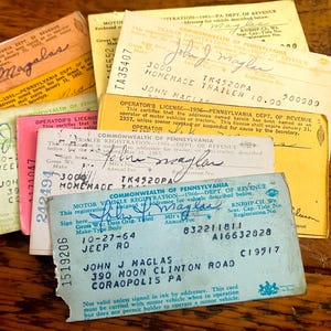 5 verschillende vintage rij-identificatiekaarten, autoregistratie, rijbewijs, vintage ephemera, voorraad junkjournalen, vintage documenten