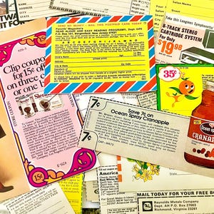 Mais de 50 cupons vintage, cartões de resposta comerciais, ofertas por correspondência, itens vintage dos anos 70, diários de sucata e mídia mista, documentos vintage