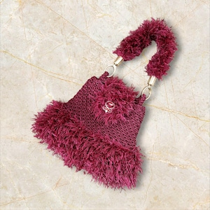Gehäkelte flauschige Tasche in Burgunderrot, Mini Geldbörse mit Top Griff, Einzigartige Handtasche für Party, Handgemachte Abend verschönerte Tasche, Geschenk für Frauen