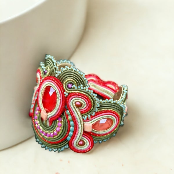 Bracciale soutache unico in rosso verde, bracciale Boho con cristalli Swarovski, bracciale largo da donna, gioielli estivi