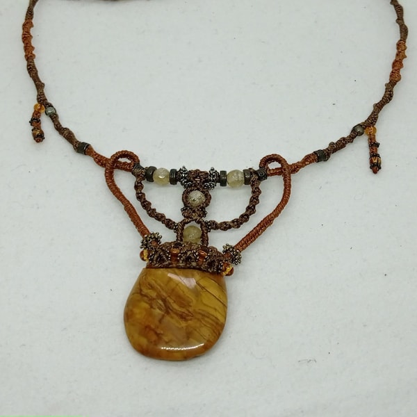 Golden necklace, citrine and yellow jasper.. #macramé#doré#oeil de tigre#pierre#gemme#marron#collier#original#maman