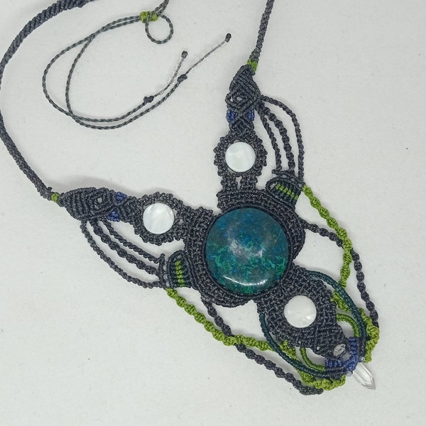 Collier en macramé gris, vert foncé et pistache, pierre de gemme chrysocolle et ronds de nacre .Fait Main artisanalement en conscience.