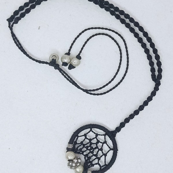 Collier attrape rêves macramé noir et strass. Fait main artisanalement en conscience.