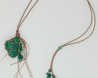 Malachite net necklace in golden brown macrame, with malachite chips. Handmade in conscience