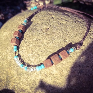 Bracelet macramé fin fils noir, réglable et fines perles Bob. Style Boho