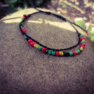 Bracelet macramé fin fils noir, réglable et fines perles Bob. Style Boho