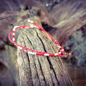Bracelet fin fils macramé rouge, réglable et perles rouge et blanche style Boho