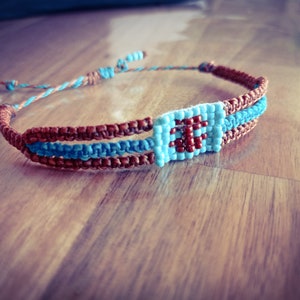 Bracelet macramé fin fils noir, réglable et fines perles Bob. Style Boho