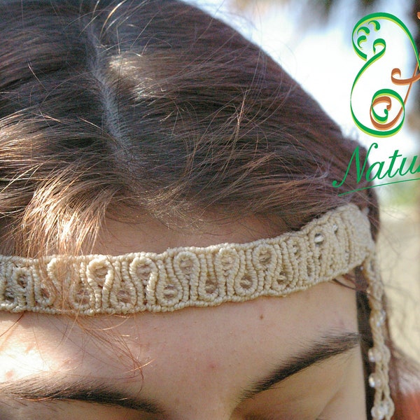 Headband Maïta  invention original en macramé en forme de diadème blanc et perles blanches style mariage