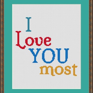 Może przedstawiać: Wzór do haftu krzyżykowego z napisem "I love you most" w czerwonej, niebieskiej i żółtej nici.