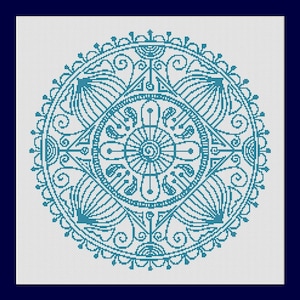 Può includere: Un motivo a mandala blu turchese con dettagli intricati, perfetto per progetti di punto croce o ricamo.