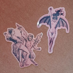 Könnte beinhalten: Zwei Aufkleber mit Schwarzweiß-Illustrationen von Fabelwesen. Der erste Aufkleber zeigt eine Frau mit Flügeln, der zweite Aufkleber zeigt eine Frau, die von einem Satyr getragen wird. Beide Aufkleber haben einen rosa Hintergrund und den Text "meltingbody" in der unteren Ecke.