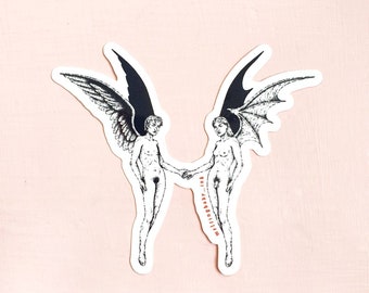 Puede incluir: Pegatina en blanco y negro con dos figuras, una con alas de ángel y la otra con alas de diablo, dándose la mano. El texto "Wildwood" está escrito verticalmente en rojo.