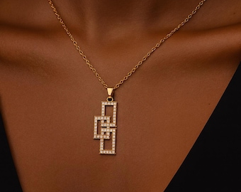 Collar con colgante de diamantes de laboratorio en oro de 14 quilates con forma de rectángulo geométrico: joyería moderna y elegante.