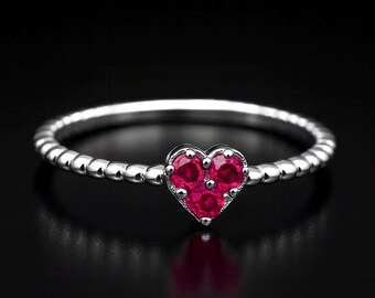 Massiver 8K Goldperlenherzring mit CZ Rubinsteinen - zierlicher minimalistischer Geburtssteinring, Juli Geburtssteinschmuck, Stapelversprechenring