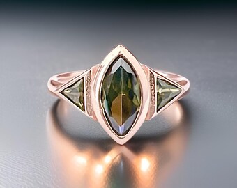 Bague marquise émeraude / bague émeraude / bague triangle / bague marquise / bague en or / bague en or émeraude / bague en or Rose / bague faite main