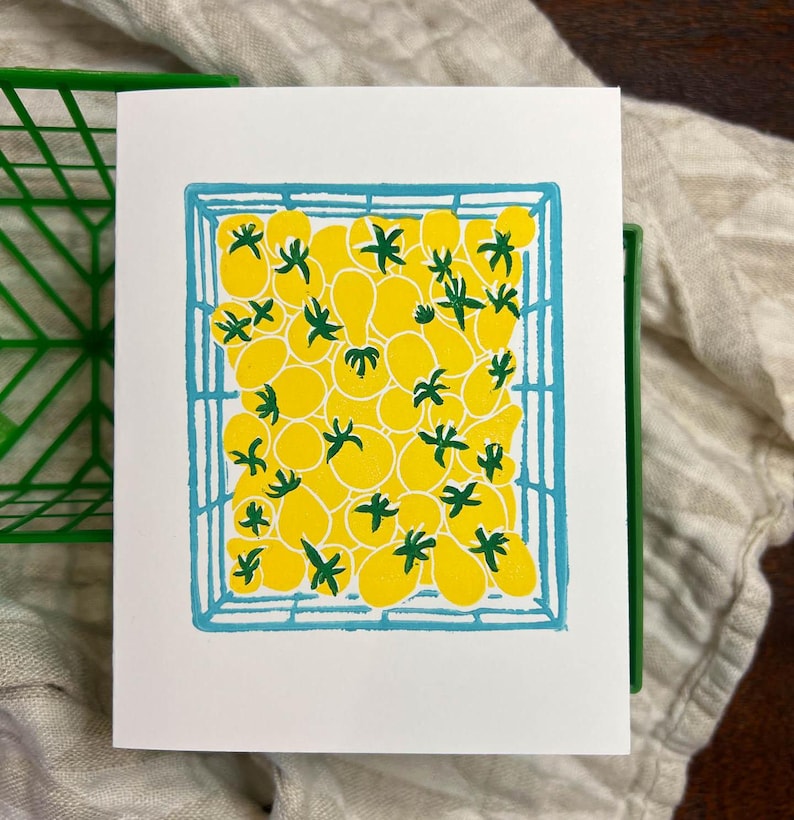 Puede incluir: Una ilustraci&oacute;n dibujada a mano de una caja llena de tomates amarillos. Los tomates est&aacute;n dibujados en un estilo simple y de dibujos animados con tallos verdes. La caja est&aacute; delineada en azul.