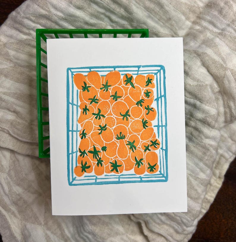 Puede incluir: Una ilustraci&oacute;n dibujada a mano de una cesta llena de tomates naranjas. Los tomates est&aacute;n dispuestos en forma de cuadr&iacute;cula y tienen tallos verdes. La cesta est&aacute; delineada en azul.