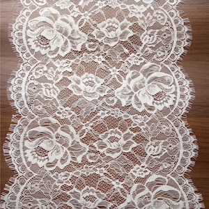 Può includere: Merletto bianco con un delicato motivo floreale. Il merletto ha un bordo smerlato ed è perfetto per aggiungere un tocco di eleganza a qualsiasi progetto.
