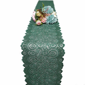 Könnte beinhalten: Ein grüner Tischläufer aus Spitze mit einem komplizierten Blumenmuster. Der Läufer ist etwa 35 cm breit und 183 cm lang.