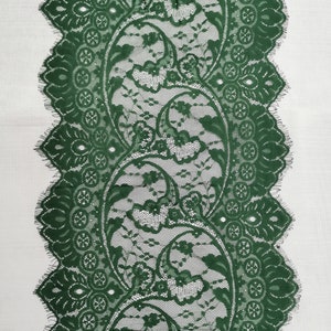 Può includere: Bordino in pizzo verde con motivo paisley. Il pizzo ha un bordo smerlato.