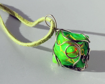Collar de dados Fiesta Green D8 envuelto en alambre